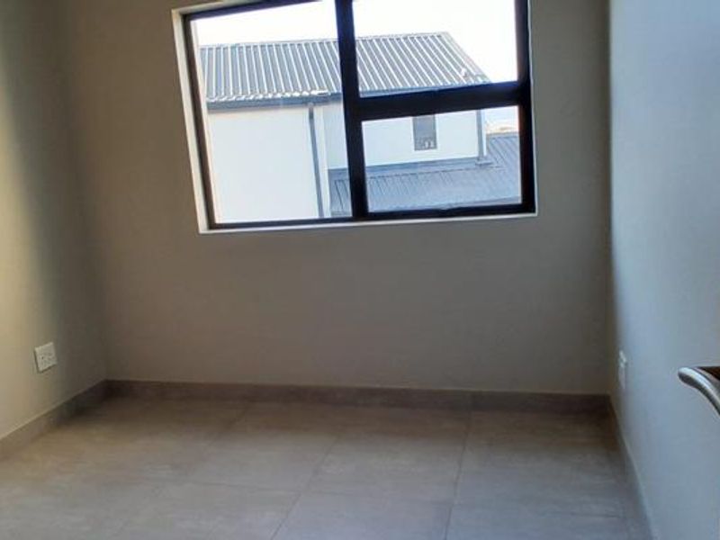 Brand-New 4-Bedroom Luxury Home in La Camargue Wildlife Estate – No Transfer Costs - Photo 10
