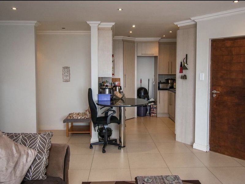 Spacious Apartment in Ferreira Town - Photo 8