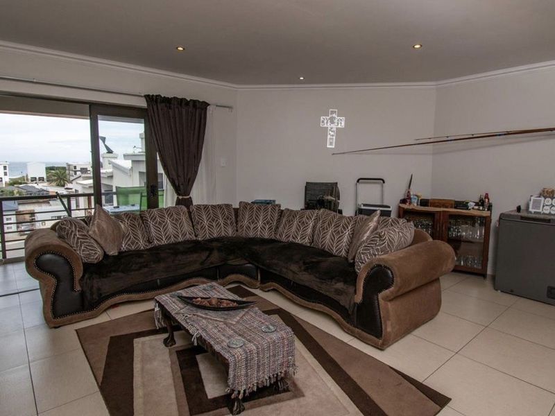 Spacious Apartment in Ferreira Town - Photo 7