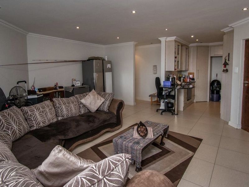 Spacious Apartment in Ferreira Town - Photo 6