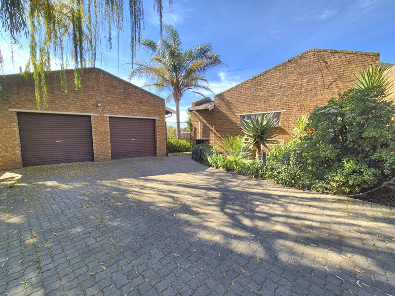 STUNNINGLY WELL MAINTAINED HOME TUCKED AWAY! - Photo 1