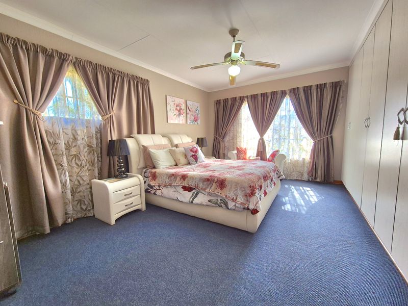 STUNNINGLY WELL MAINTAINED HOME TUCKED AWAY! - Photo 9