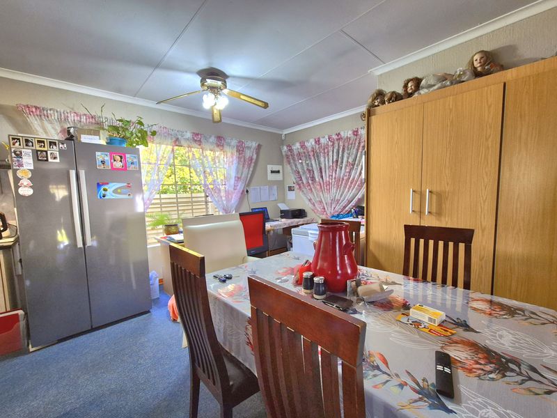 STUNNINGLY WELL MAINTAINED HOME TUCKED AWAY! - Photo 8