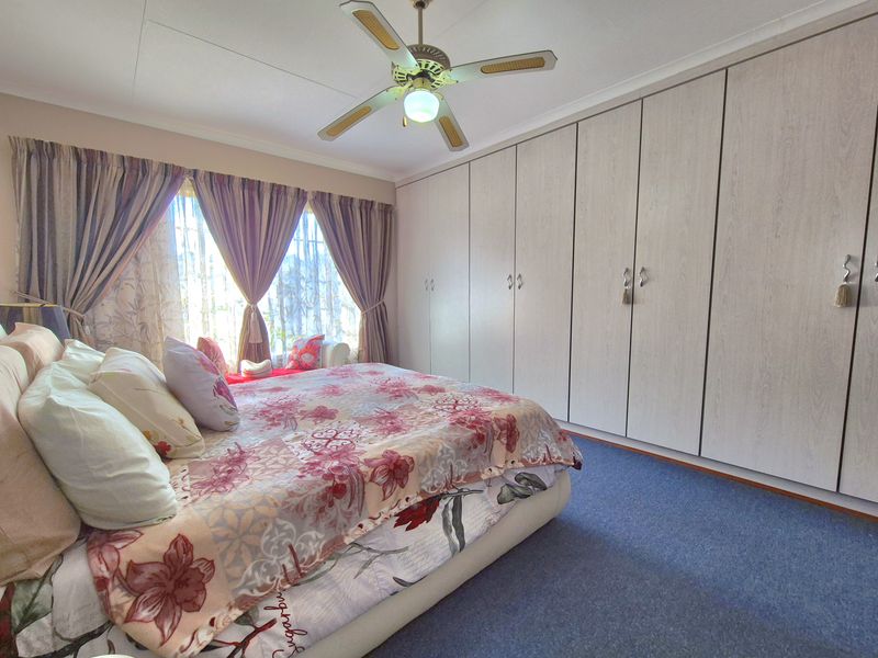 STUNNINGLY WELL MAINTAINED HOME TUCKED AWAY! - Photo 10