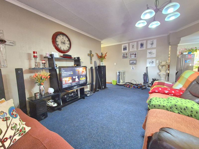 STUNNINGLY WELL MAINTAINED HOME TUCKED AWAY! - Photo 7