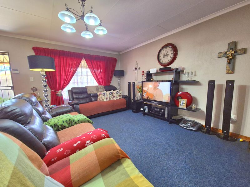 STUNNINGLY WELL MAINTAINED HOME TUCKED AWAY! - Photo 6