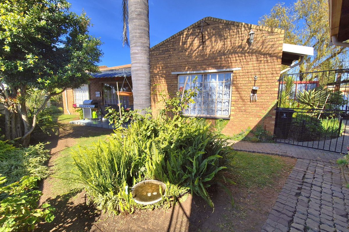 STUNNINGLY WELL MAINTAINED HOME TUCKED AWAY! - Photo 2