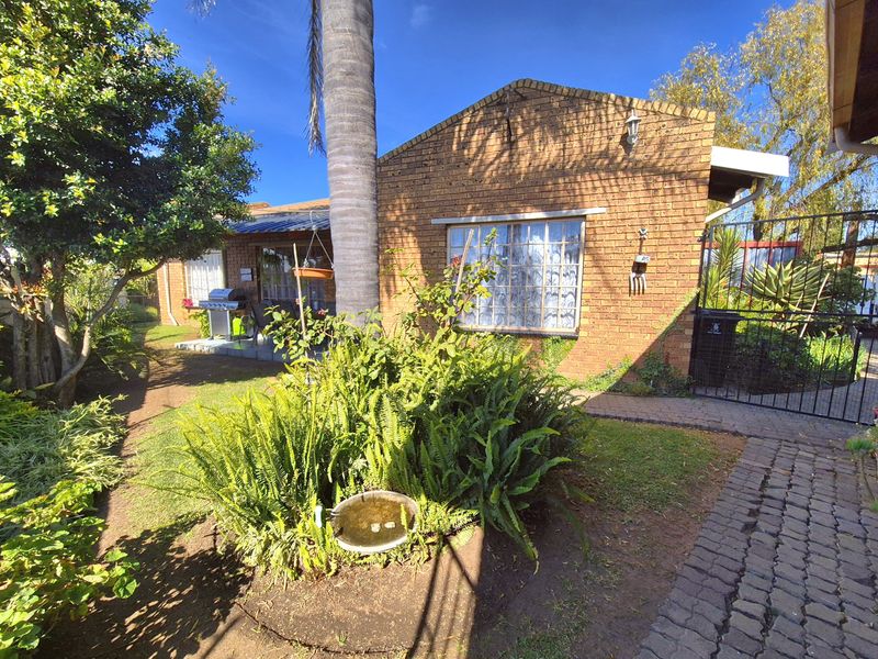 STUNNINGLY WELL MAINTAINED HOME TUCKED AWAY! - Photo 2