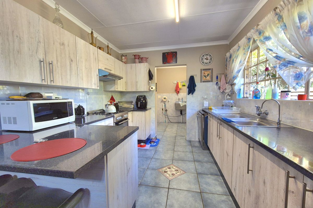 STUNNINGLY WELL MAINTAINED HOME TUCKED AWAY! - Photo 4