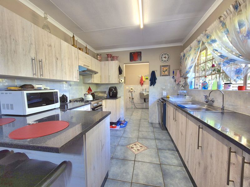 STUNNINGLY WELL MAINTAINED HOME TUCKED AWAY! - Photo 4