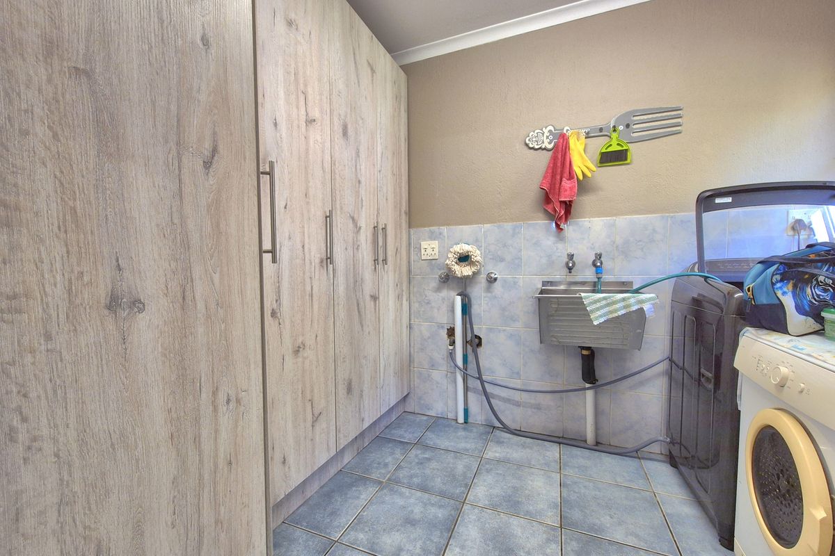 STUNNINGLY WELL MAINTAINED HOME TUCKED AWAY! - Photo 5