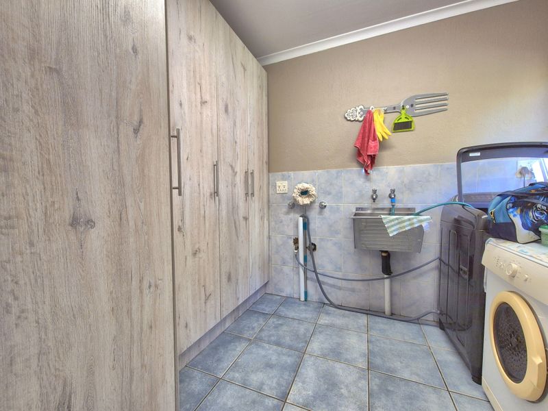 STUNNINGLY WELL MAINTAINED HOME TUCKED AWAY! - Photo 5