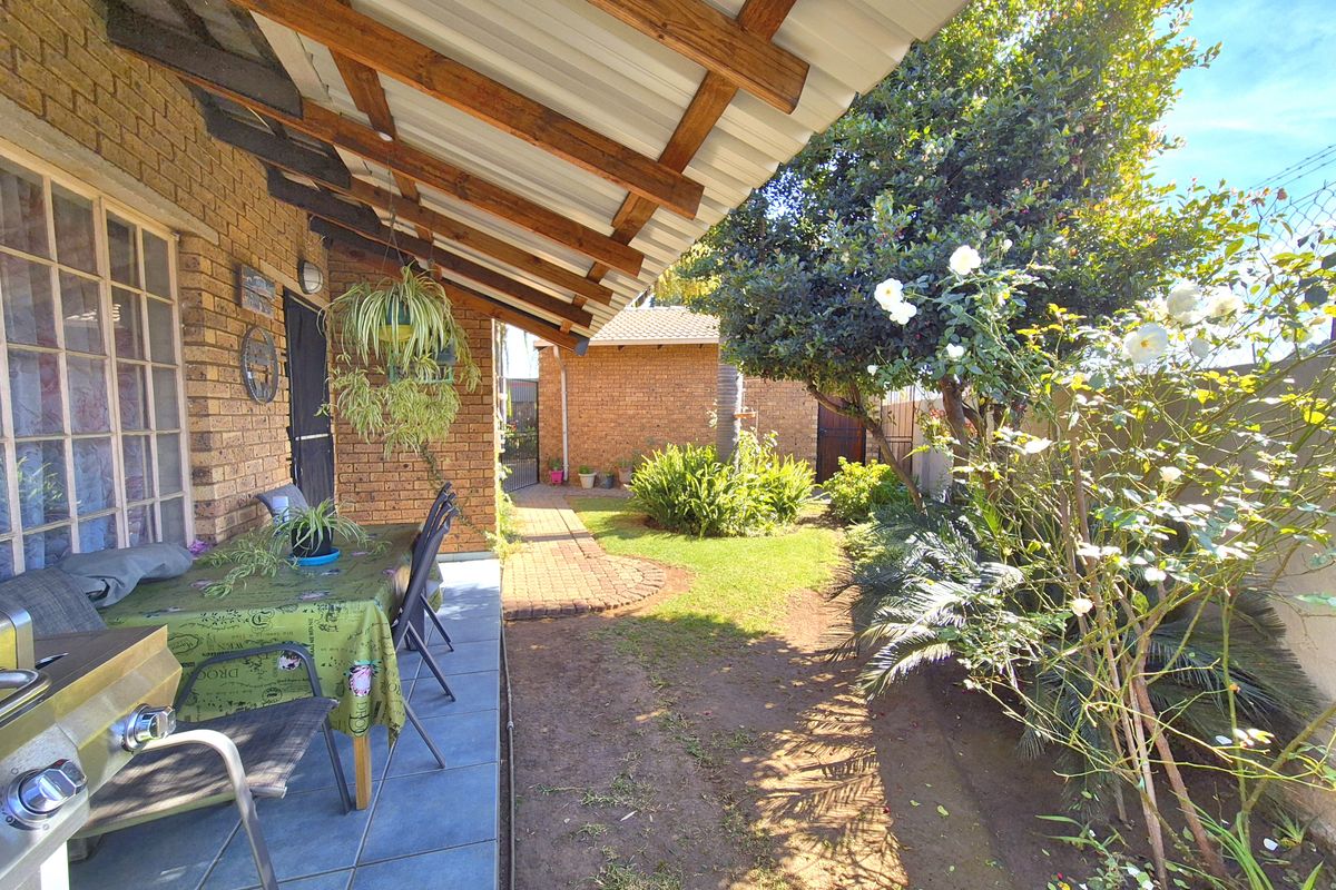 STUNNINGLY WELL MAINTAINED HOME TUCKED AWAY! - Photo 3