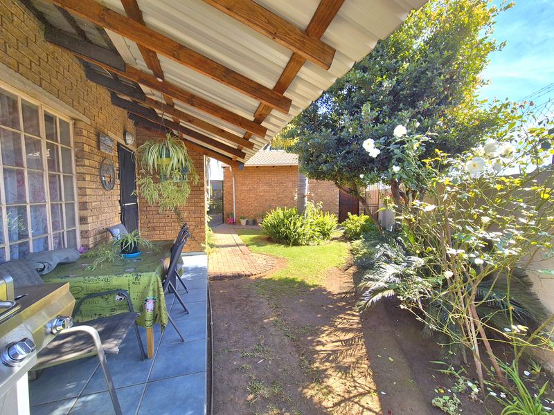 STUNNINGLY WELL MAINTAINED HOME TUCKED AWAY! - Photo 3