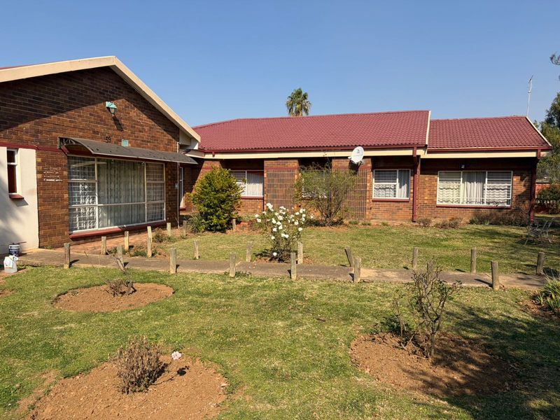 Spacious Family Home with Endless Potential | Sonland Park. - Photo 1