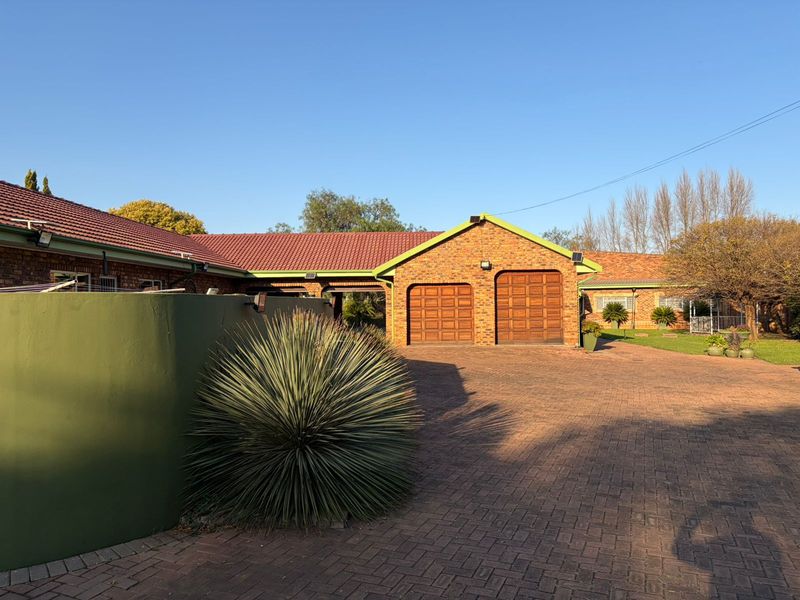 Spacious Smallholding for Sale in Impala Avenue. - Photo 1