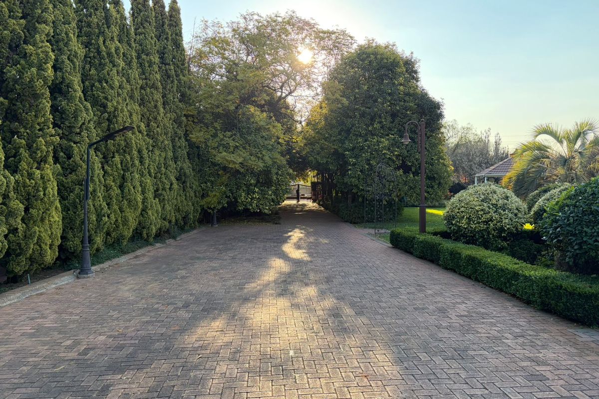 Spacious Smallholding for Sale in Impala Avenue. - Photo 2