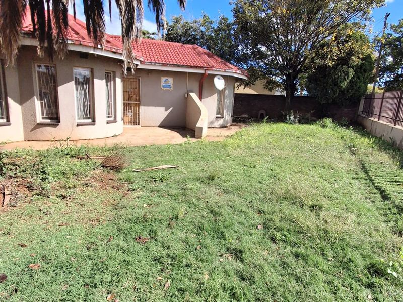 SPACIOUS FAMILY HOME WITH GREAT INVESTMENT POTENTIAL IN UNITAS PARK, VEREENIGING! - Photo 1