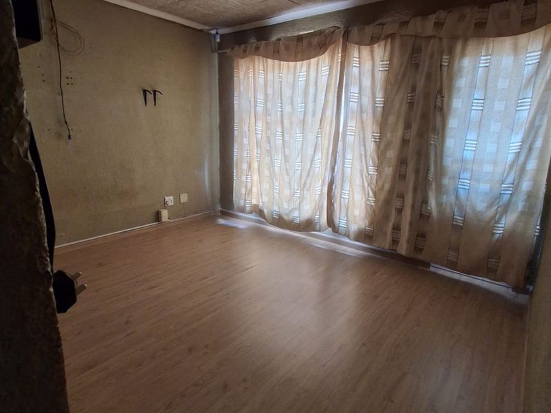 SPACIOUS FAMILY HOME WITH GREAT INVESTMENT POTENTIAL IN UNITAS PARK, VEREENIGING! - Photo 9