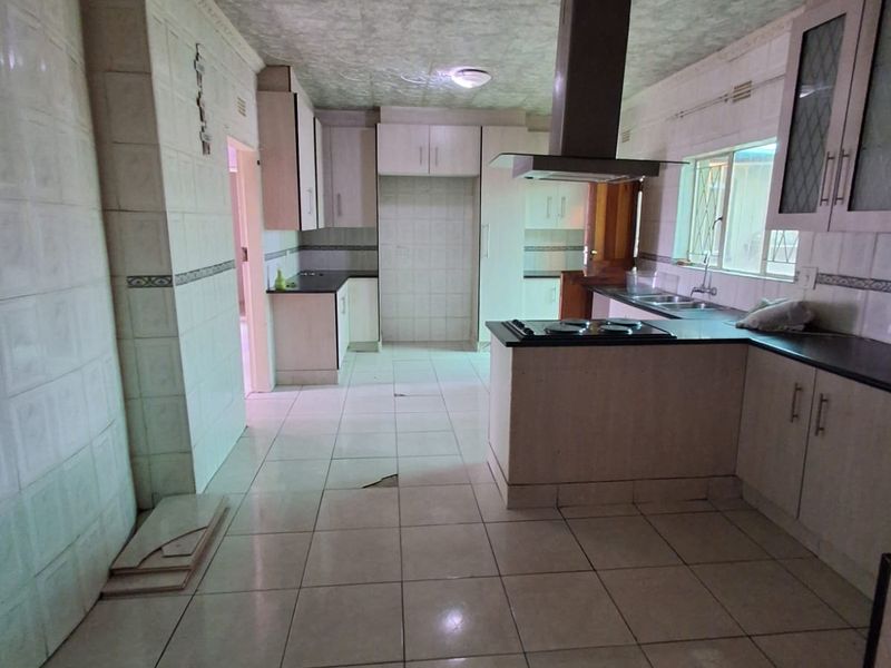 SPACIOUS FAMILY HOME WITH GREAT INVESTMENT POTENTIAL IN UNITAS PARK, VEREENIGING! - Photo 8
