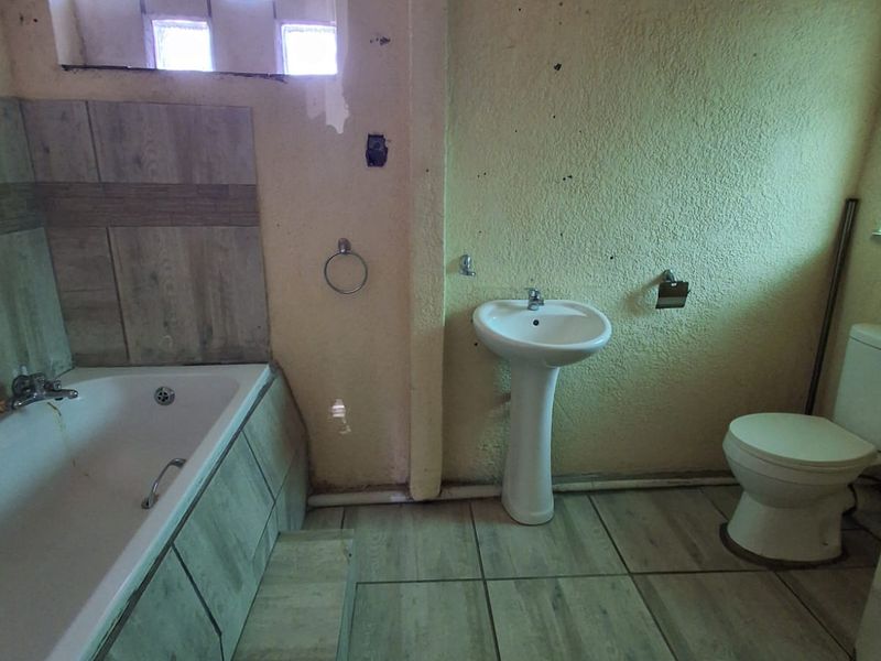 SPACIOUS FAMILY HOME WITH GREAT INVESTMENT POTENTIAL IN UNITAS PARK, VEREENIGING! - Photo 7