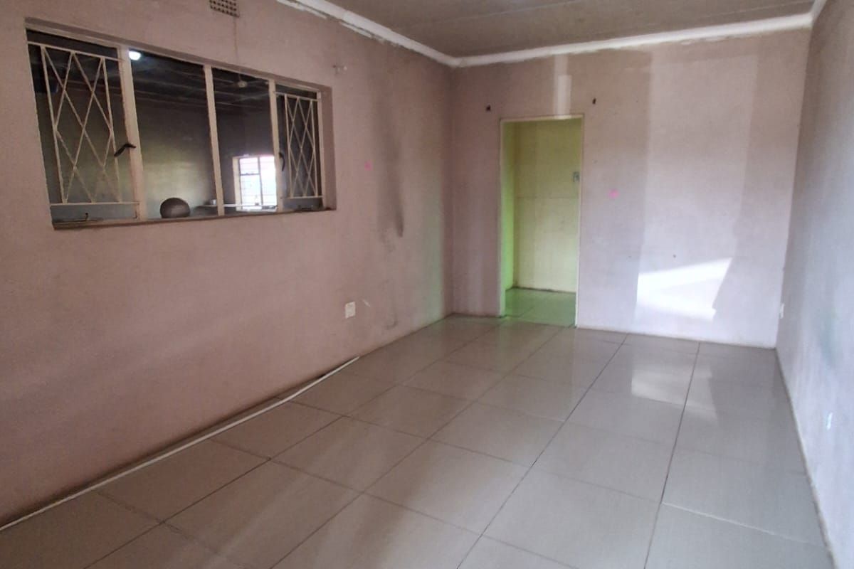 SPACIOUS FAMILY HOME WITH GREAT INVESTMENT POTENTIAL IN UNITAS PARK, VEREENIGING! - Photo 2