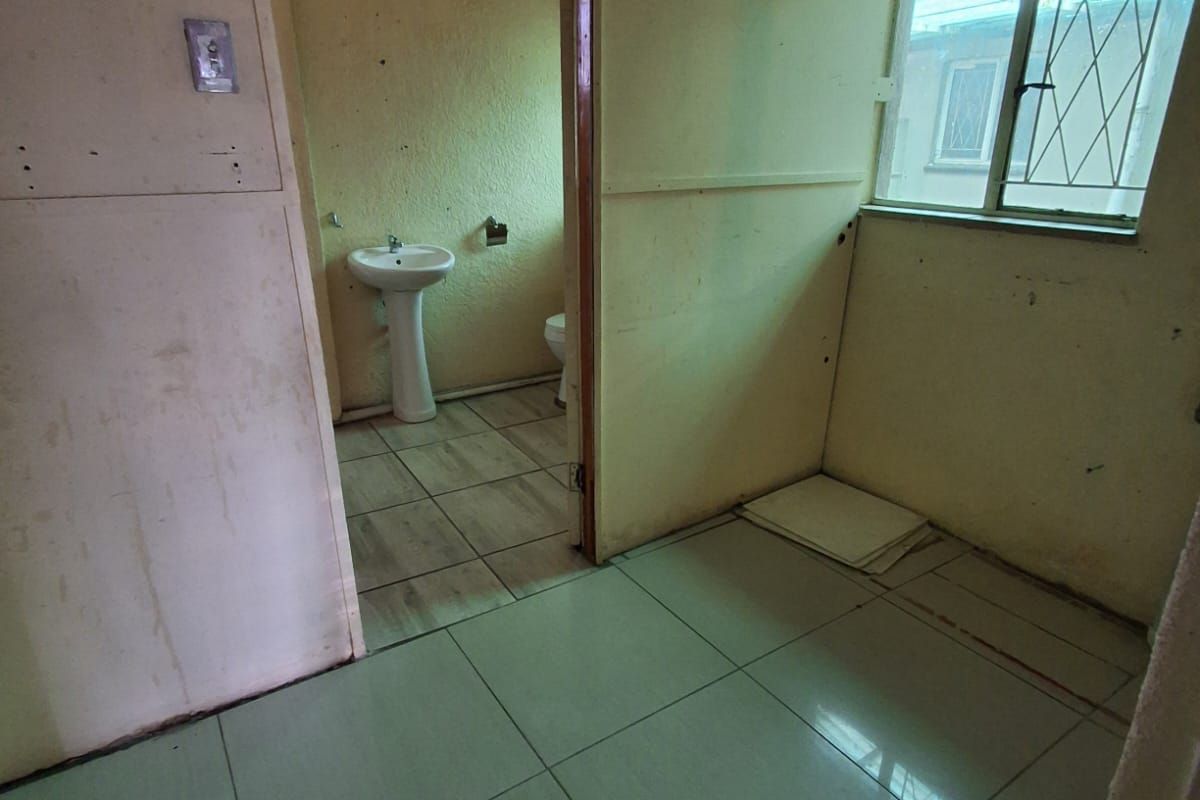 SPACIOUS FAMILY HOME WITH GREAT INVESTMENT POTENTIAL IN UNITAS PARK, VEREENIGING! - Photo 4