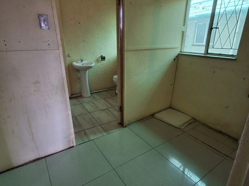 SPACIOUS FAMILY HOME WITH GREAT INVESTMENT POTENTIAL IN UNITAS PARK, VEREENIGING! - Photo 4