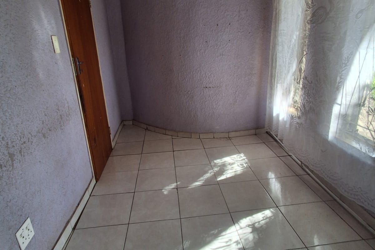 SPACIOUS FAMILY HOME WITH GREAT INVESTMENT POTENTIAL IN UNITAS PARK, VEREENIGING! - Photo 5