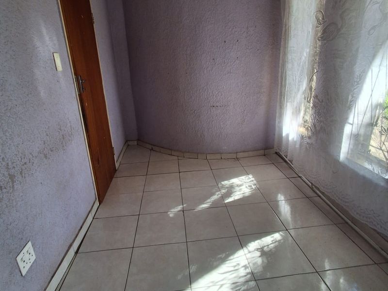 SPACIOUS FAMILY HOME WITH GREAT INVESTMENT POTENTIAL IN UNITAS PARK, VEREENIGING! - Photo 5