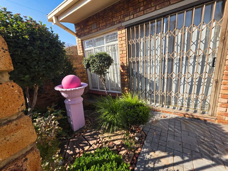 BEAUTIFUL TOWNHOUSE FOR SALE IN SASOLBURG - Photo 1