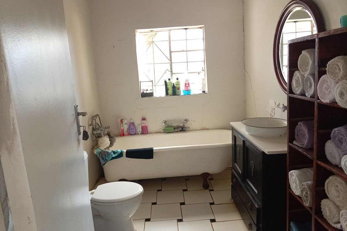Spacious 2-Bedroom Farmhouse with Attached Flat and Chicken Coops To Rent in Bela-Bela - Photo 5