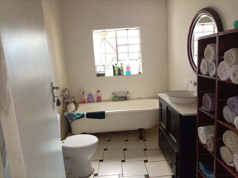 Spacious 2-Bedroom Farmhouse with Attached Flat and Chicken Coops To Rent in Bela-Bela - Photo 5