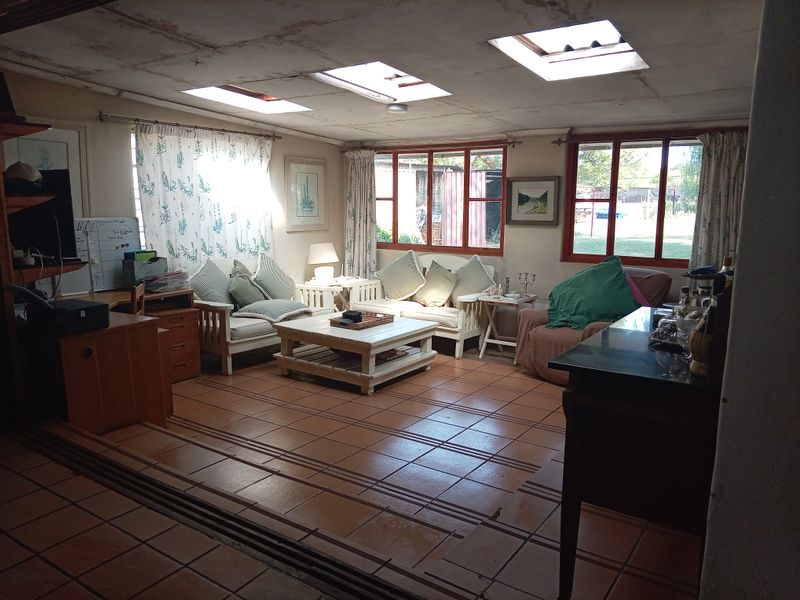 Spacious 2-Bedroom Farmhouse with Attached Flat and Chicken Coops To Rent in Bela-Bela - Photo 9