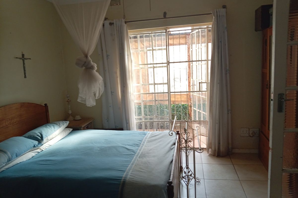Spacious 2-Bedroom Farmhouse with Attached Flat and Chicken Coops To Rent in Bela-Bela - Photo 3