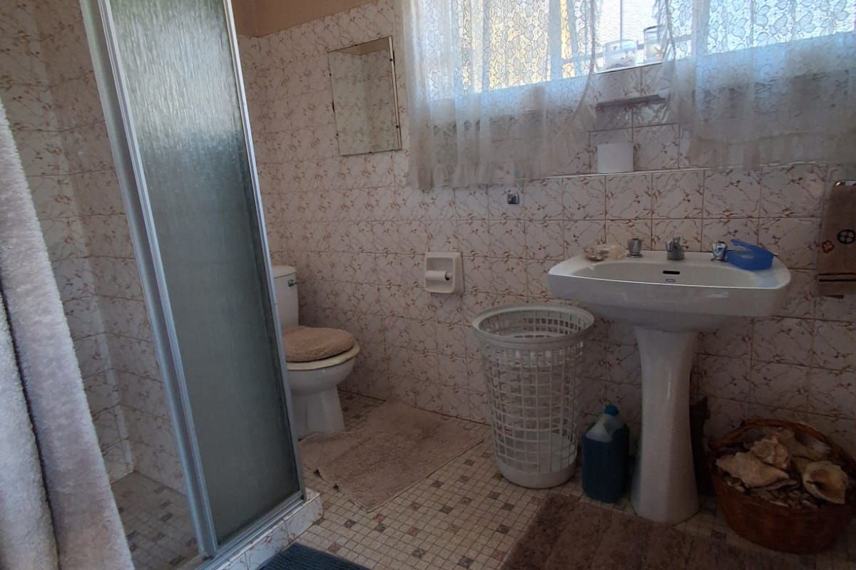 SPACIOUS FAMILY HOME WITH EVERYTHING YOU NEED AT A BARGAIN PRICE. - Photo 3