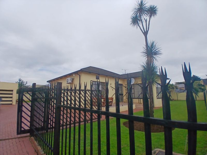 3 Bedroom House for Sale in Brakpan - Photo 1