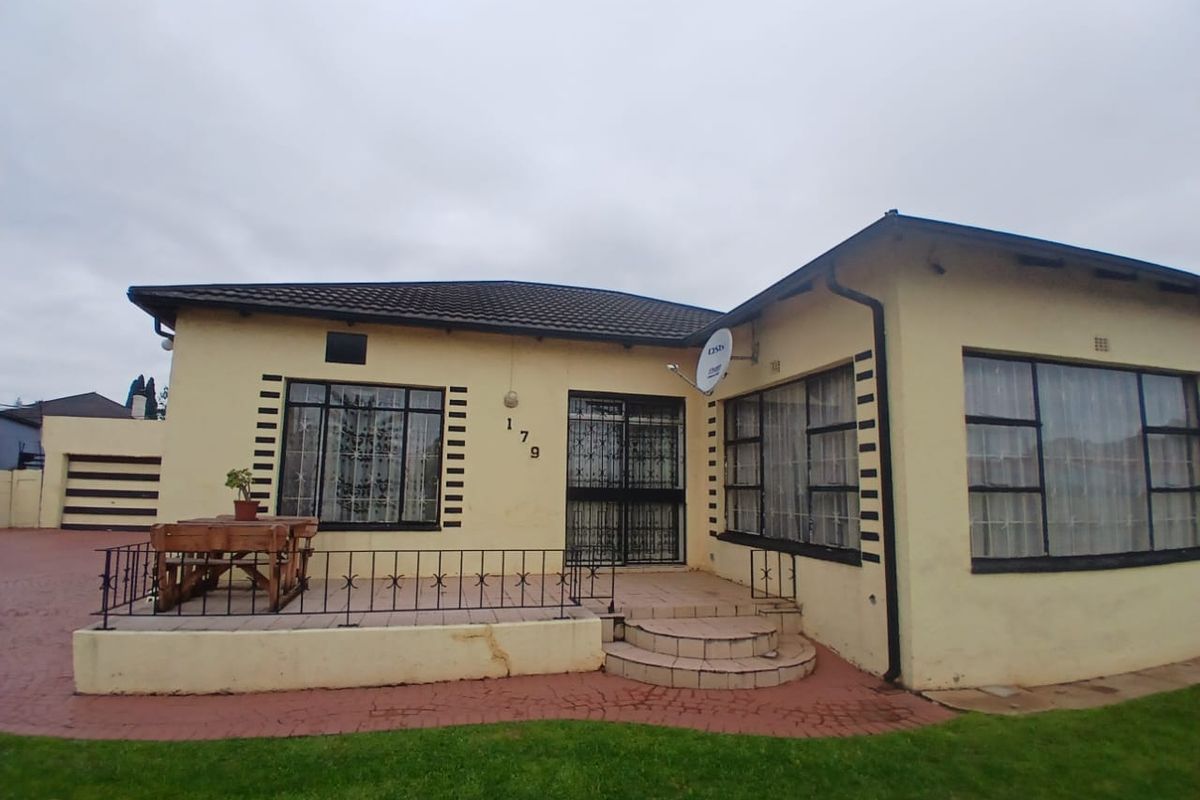 3 Bedroom House for Sale in Brakpan - Photo 2
