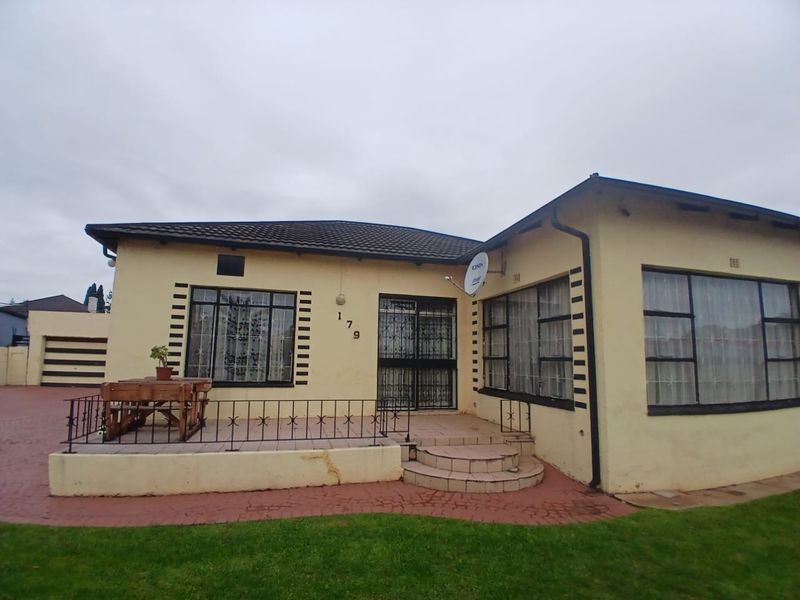 3 Bedroom House for Sale in Brakpan - Photo 2