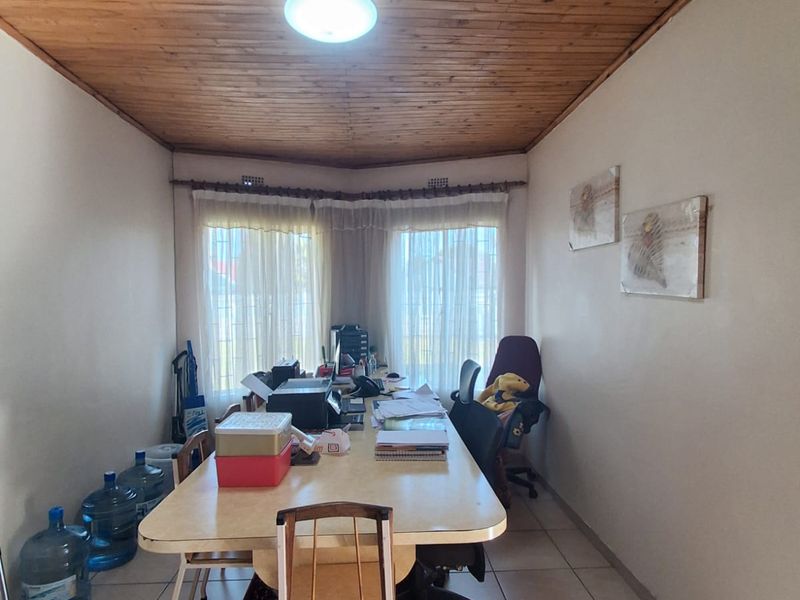 Immaculate 3-Bedroom Family Home with Spacious Flatlet – Sonland Park, Vereeniging. - Photo 5