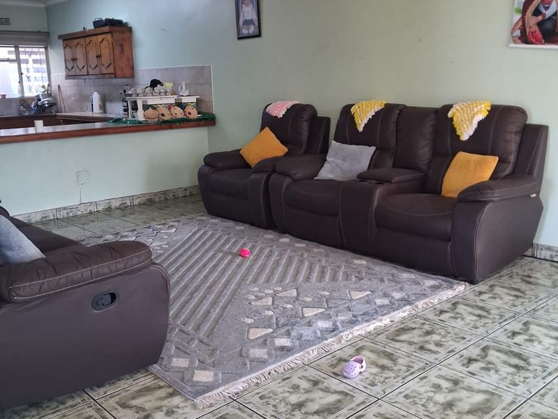 IMMACULATE 3 BEDROOM FLAT FOR SALE – VEREENIGING CENTRAL. - Photo 2