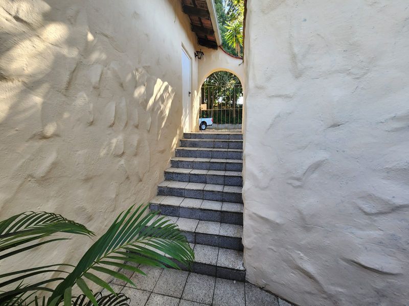 Spanish-Style Family Home with Pool and Separate Guest Suite - Photo 3