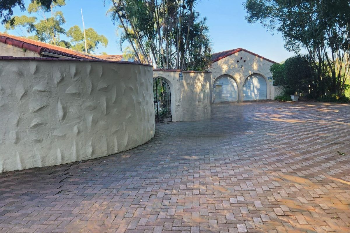 Spanish-Style Family Home with Pool and Separate Guest Suite - Photo 2