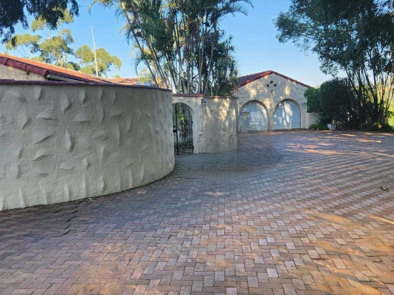 Spanish-Style Family Home with Pool and Separate Guest Suite - Photo 2