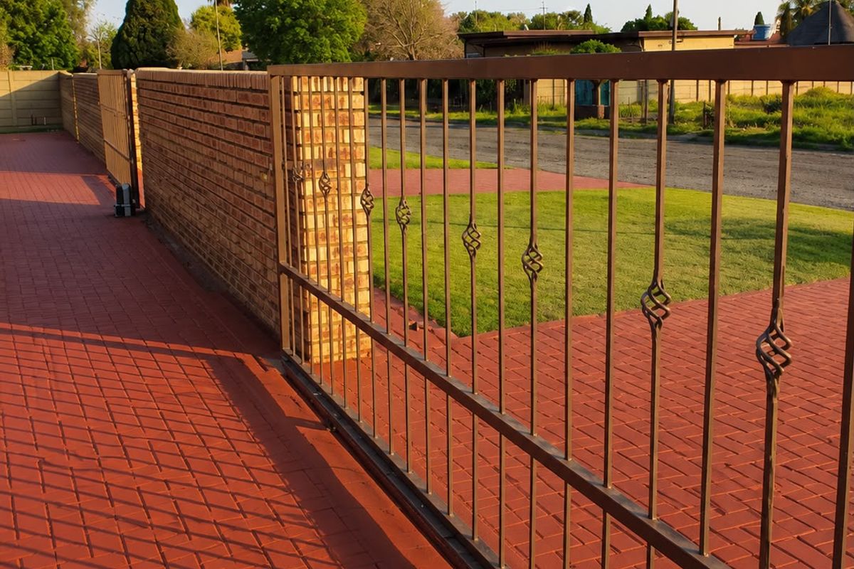 Lovely, Massive & Spacious Family Home for Sale in Falcon Ridge. - Photo 4
