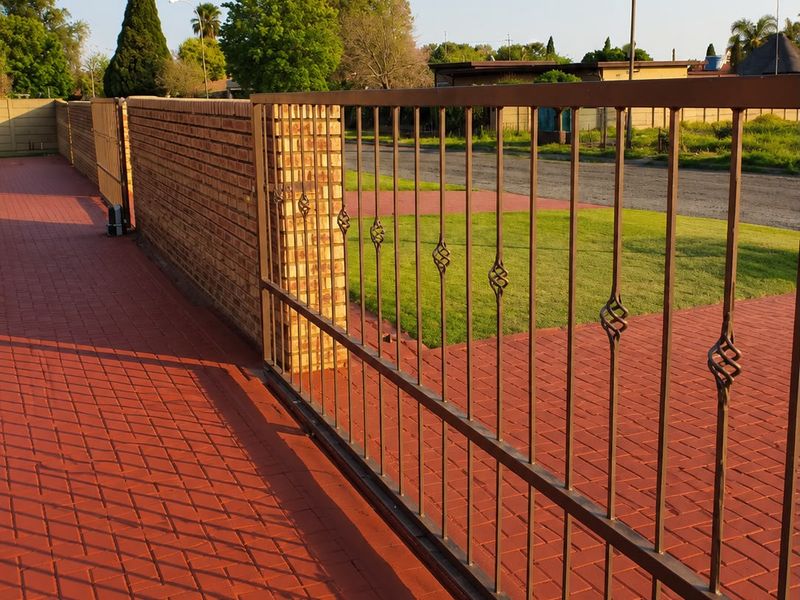 Lovely, Massive & Spacious Family Home for Sale in Falcon Ridge. - Photo 4