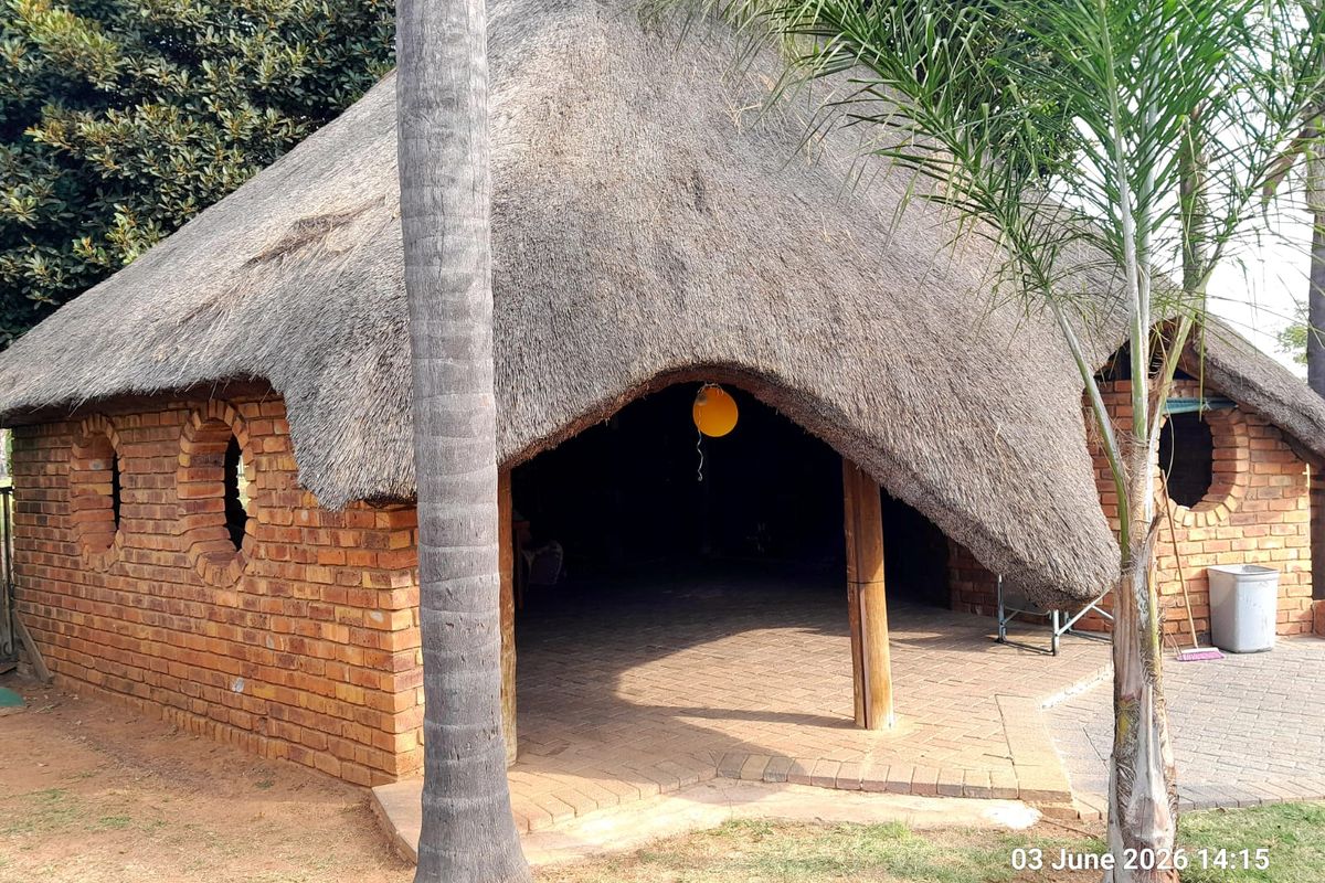 Very Neat House & Granny flat - Cattle Kraal - Pig sties - Sheep pen - Chicken coop - Photo 5