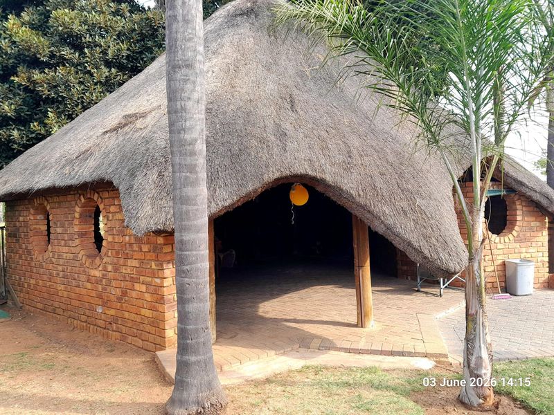 Very Neat House & Granny flat - Cattle Kraal - Pig sties - Sheep pen - Chicken coop - Photo 5