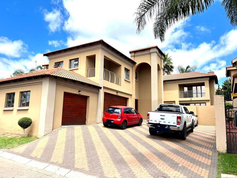 Absolutely beautiful property! - Photo 1
