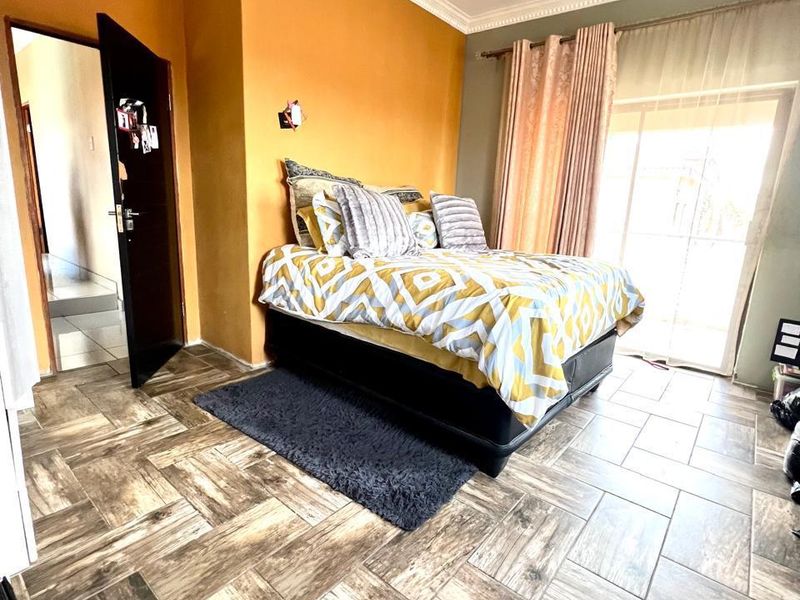 Absolutely beautiful property! - Photo 10
